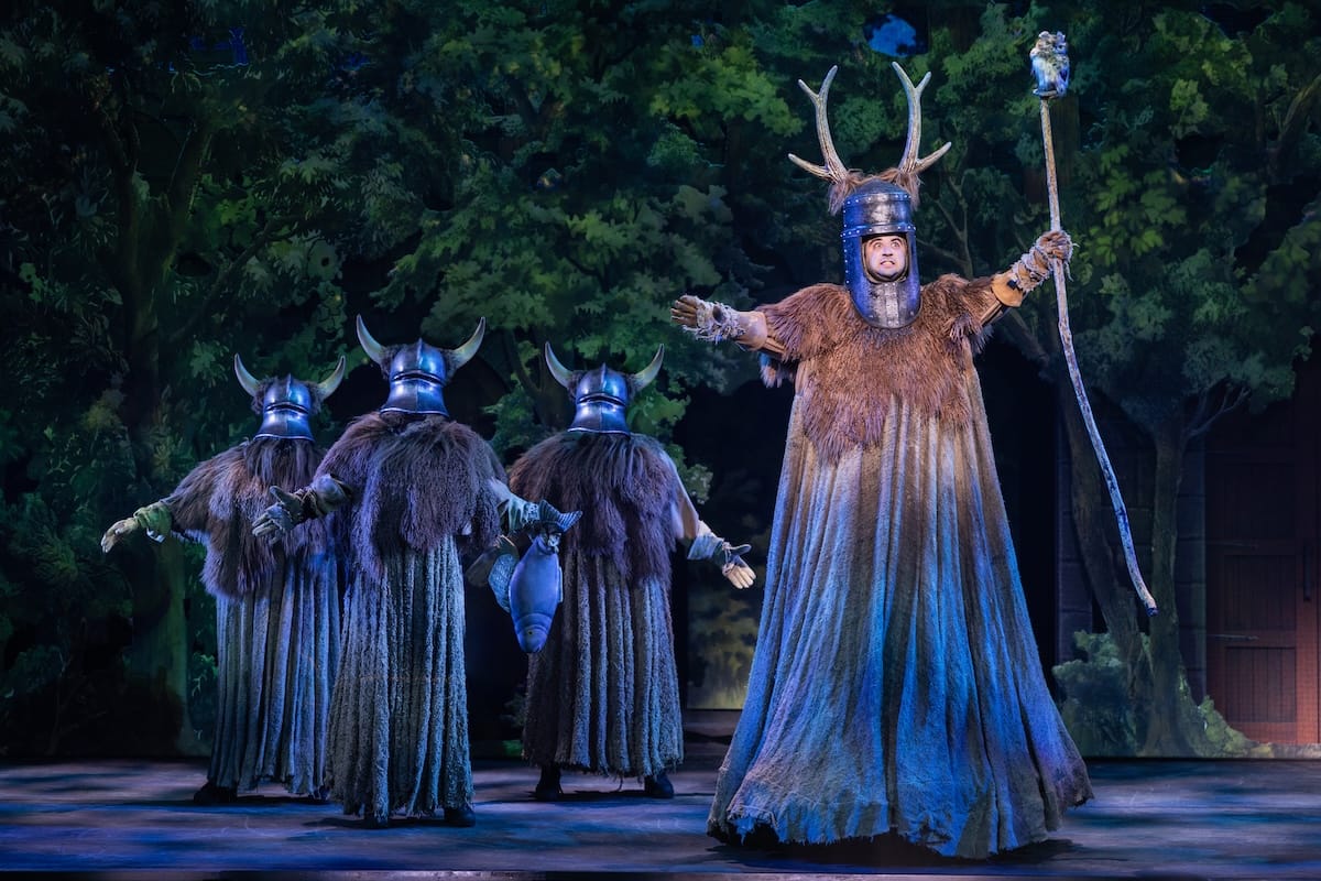 actors onstage in a musical 