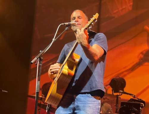 Jack Johnson brings chill surf vibes despite over-capacity crowd at Fiddler’s Green