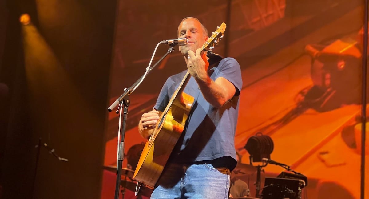 Jack Johnson with guitar in Colorado