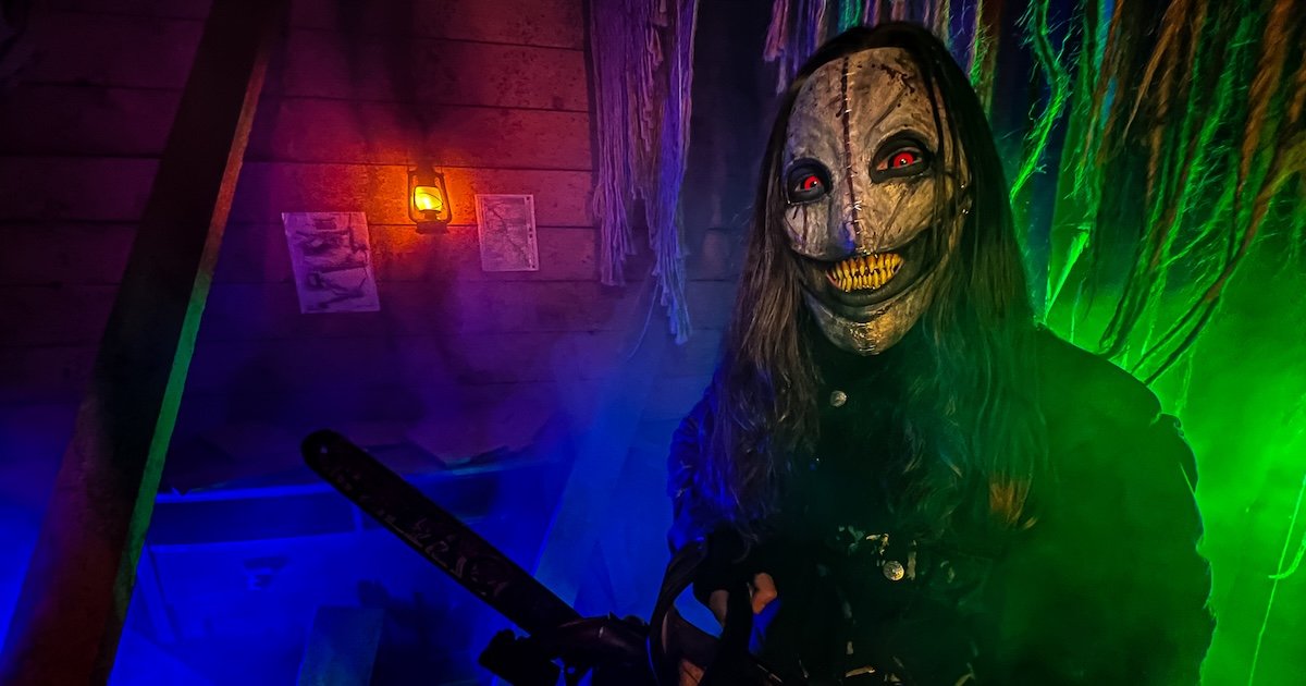 scare actor at terror in the corn